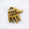 Charm mano con letra "handmade", dorado